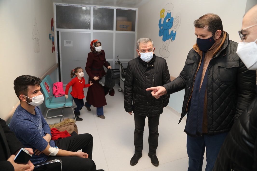 Sivas_Num_Hast's tweet photo. Valimiz Salih AYHAN, Hastanemizin Acil Servisini ziyaret etti. Hastalara geçmiş olsun dileklerini ileten Valimiz  AYHAN, Hastane yönetiminden Covid-19 salgınına karşı yürütülen aşılama çalışmaları hakkında bilgi aldı.

#COVID19 #sivas #sivasnumune #sivasnumunehastanesi https://t.co/bhb4myhOu0
