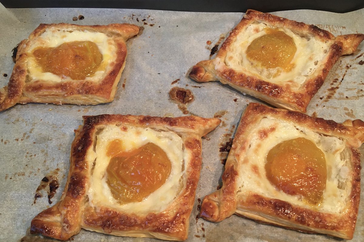 sandramcgeo's tweet photo. It’s been a while since a #SciMelbBake, but home grown apricots mean pastries 😋 https://t.co/pO6kXuvfwp