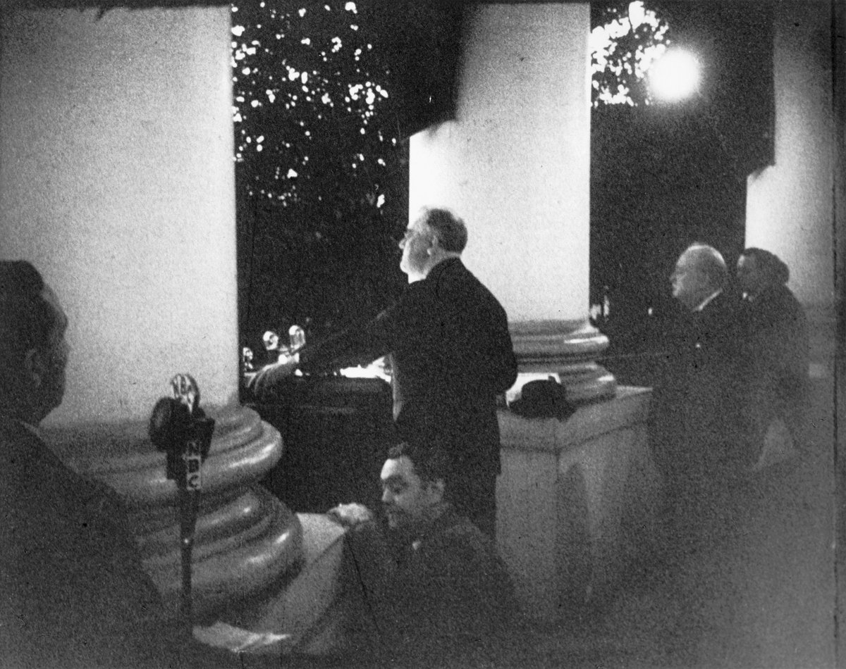 The lighting of the WH Christmas tree on the Ellipse began in 1923 during Coolidge Presidency. FDR and Churchill lit the Christmas tree from the South Potico of WH in 1941 (during WWII), likewise did  #PresidentT&  #FLOTUS in 2020 (during Covid).