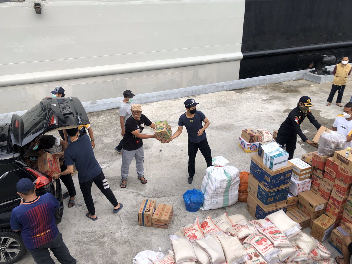 beacukaiRI's tweet photo. Bantuan logistik berupa beras, mie instan, telur, terpal, serta tenda ini merupakan hasil penggalangan oleh  Program Kemenkeu Peduli dan keluarga besar @KemenkeuRI Sulawesi Tengah sebagai wujud solidaritas kepada para korban yang terdampak bencana. https://t.co/S0J2QIYpyD