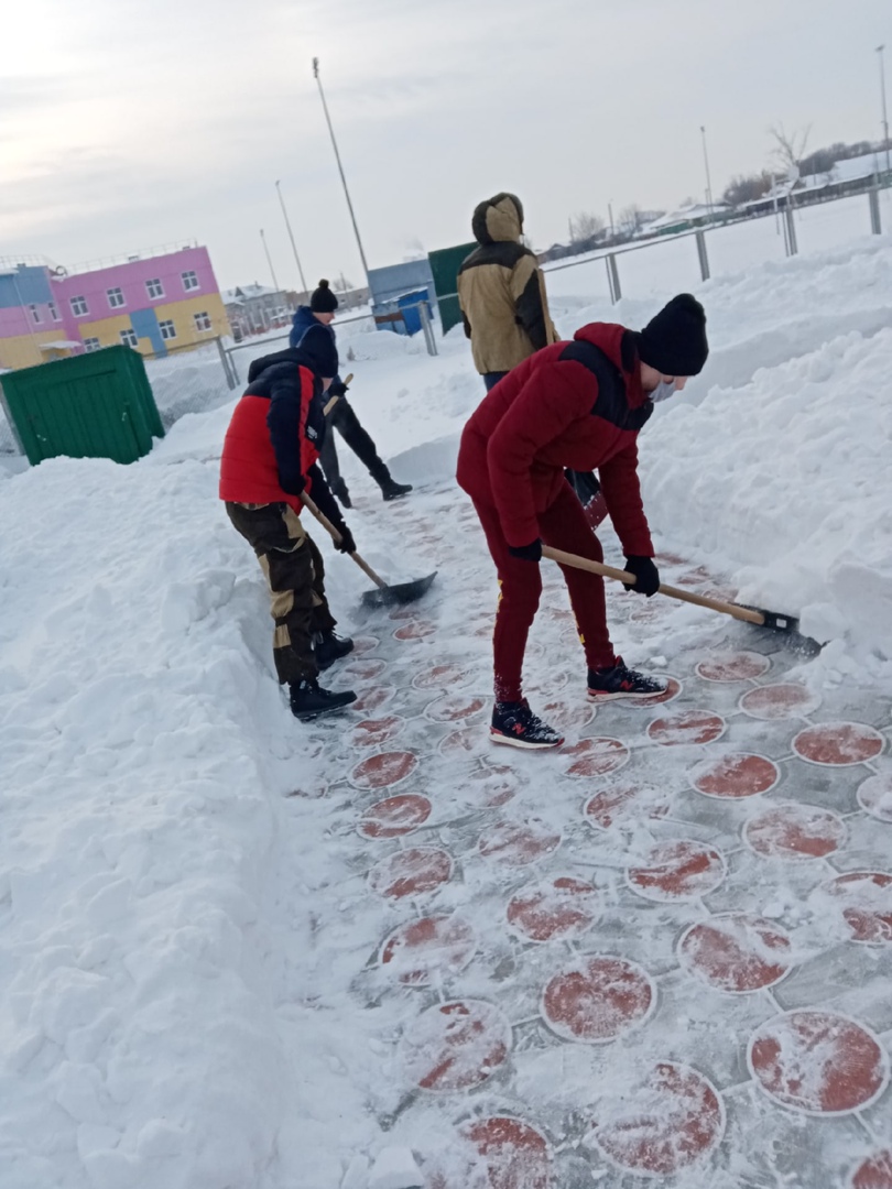 Markeeva_GI's tweet photo. Администрация сельского поселения Хворостянка выражает глубокую благодарность ХГТ им. Ю.Рябова , студентам и волонтерам за помощь в расчистке сквера «Во имя Покрова Божией Матери» от снега. https://t.co/FPJxrHOhUB