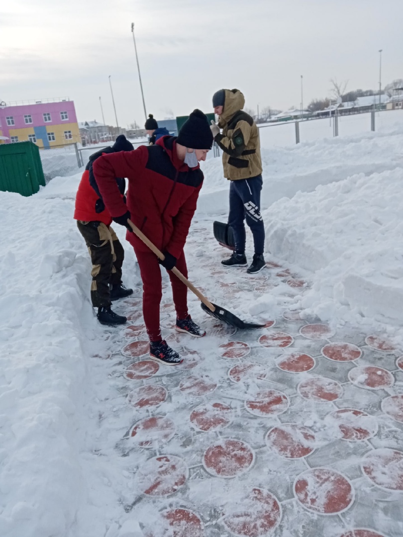 Markeeva_GI's tweet photo. Администрация сельского поселения Хворостянка выражает глубокую благодарность ХГТ им. Ю.Рябова , студентам и волонтерам за помощь в расчистке сквера «Во имя Покрова Божией Матери» от снега. https://t.co/FPJxrHOhUB