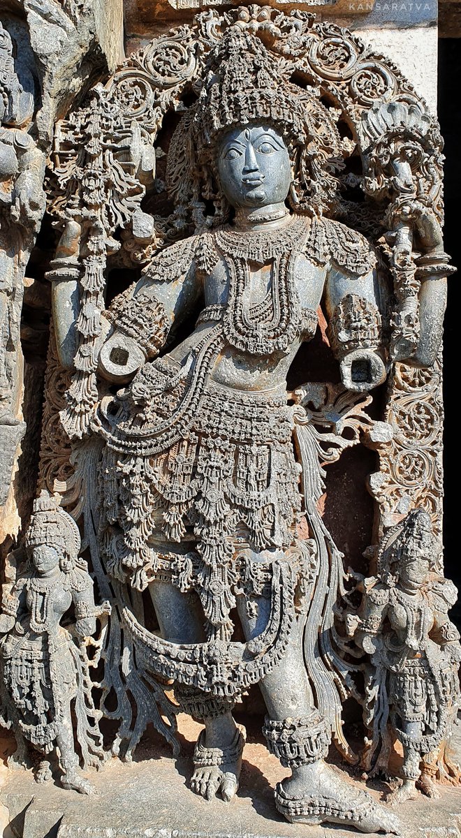 The intricate carvings adorning the Hoysalēśvara temple.(A thread on some impressive architecture/temples from my visit to Dakśin Karnataka.)