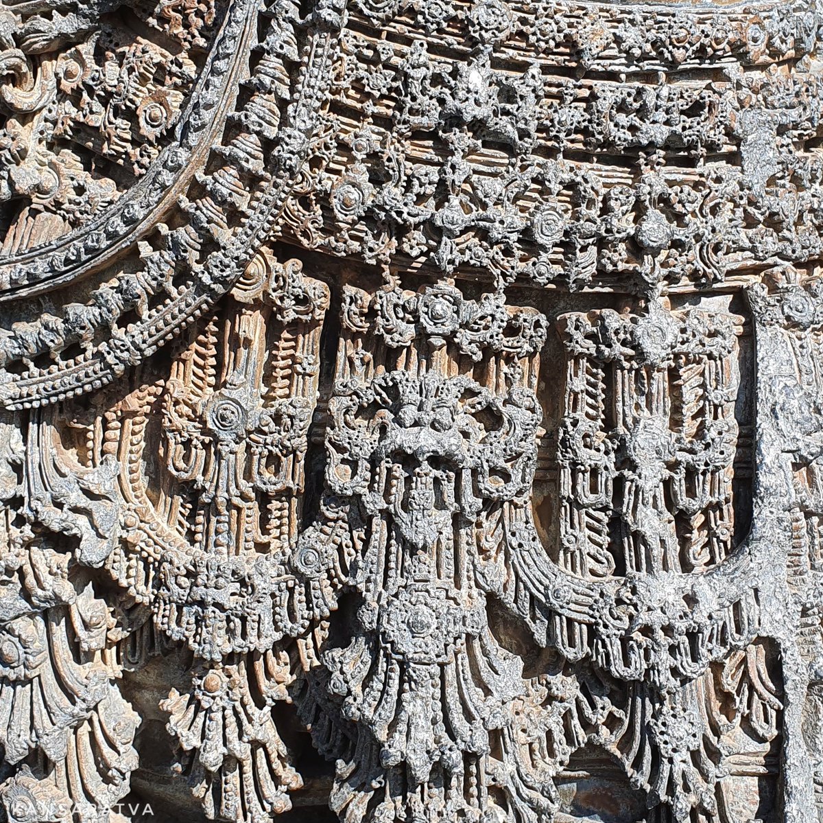 The intricate carvings adorning the Hoysalēśvara temple.(A thread on some impressive architecture/temples from my visit to Dakśin Karnataka.)