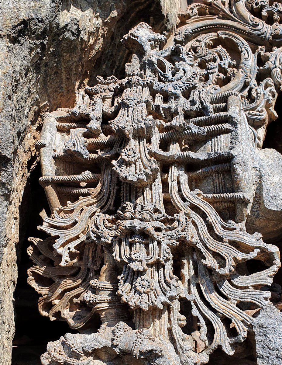 The intricate carvings adorning the Hoysalēśvara temple.(A thread on some impressive architecture/temples from my visit to Dakśin Karnataka.)