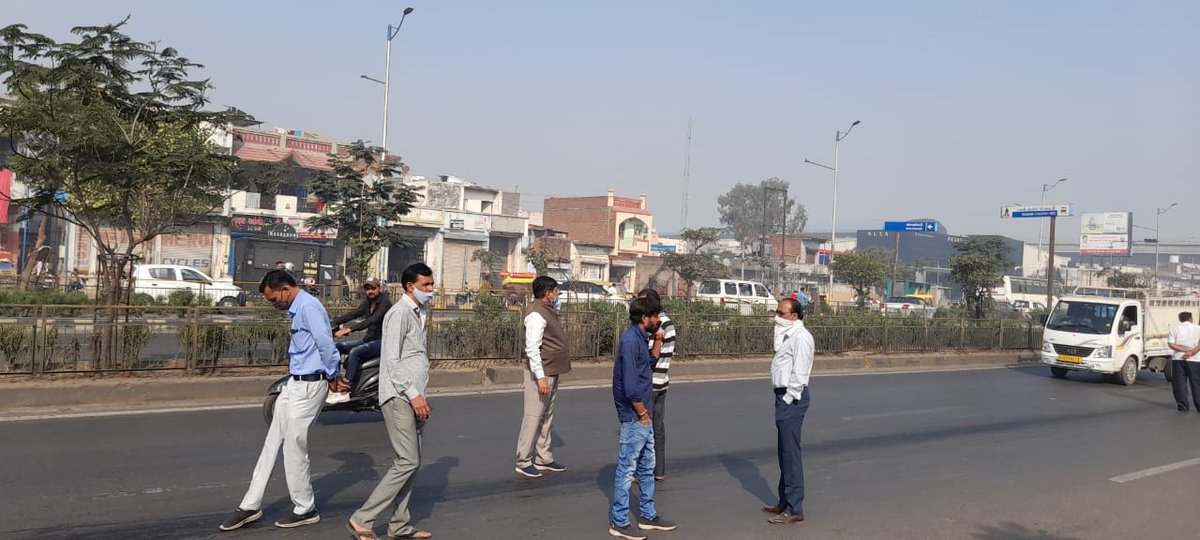 IJAGDISHPATEL's tweet photo. રબારી કોલોની ચાર રસ્તા પાસે  નેશનલ હાઇવે પર  ઓઇલ લીક થતા અકસ્માત રોકવા વ્યવસ્થા માટે સ્થળ પર https://t.co/4xOPN5CDt2