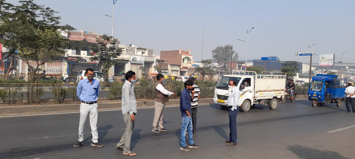IJAGDISHPATEL's tweet photo. રબારી કોલોની ચાર રસ્તા પાસે  નેશનલ હાઇવે પર  ઓઇલ લીક થતા અકસ્માત રોકવા વ્યવસ્થા માટે સ્થળ પર https://t.co/4xOPN5CDt2