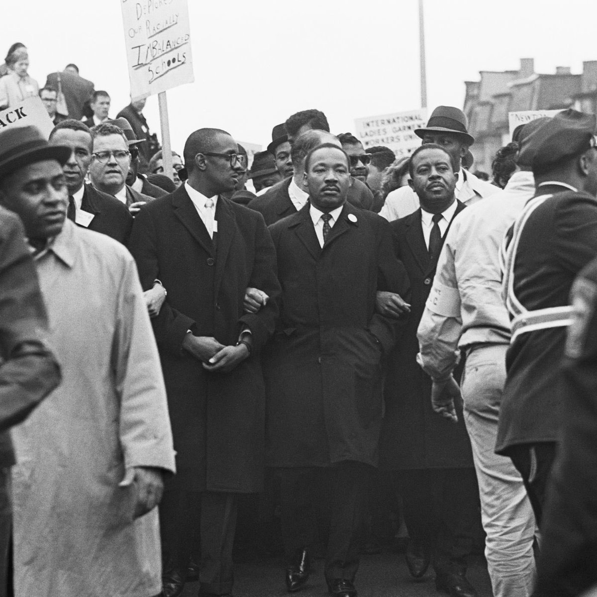 Известные деятели боровшиеся против расового угнетения. Известные деятели боровшиеся против расового угнетения. Жозеф гобино расовая теория. Жозеф артюр де гобино французский писатель. Путешественник миклухо маклай.