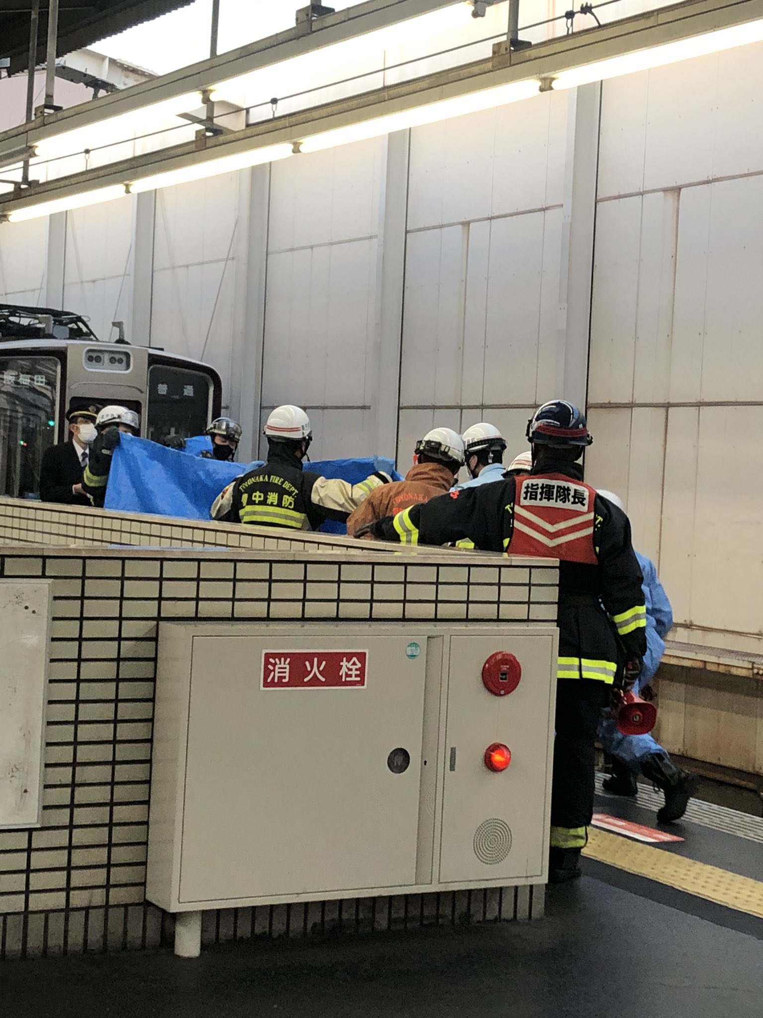 岡町駅の人身事故で救護活動している画像