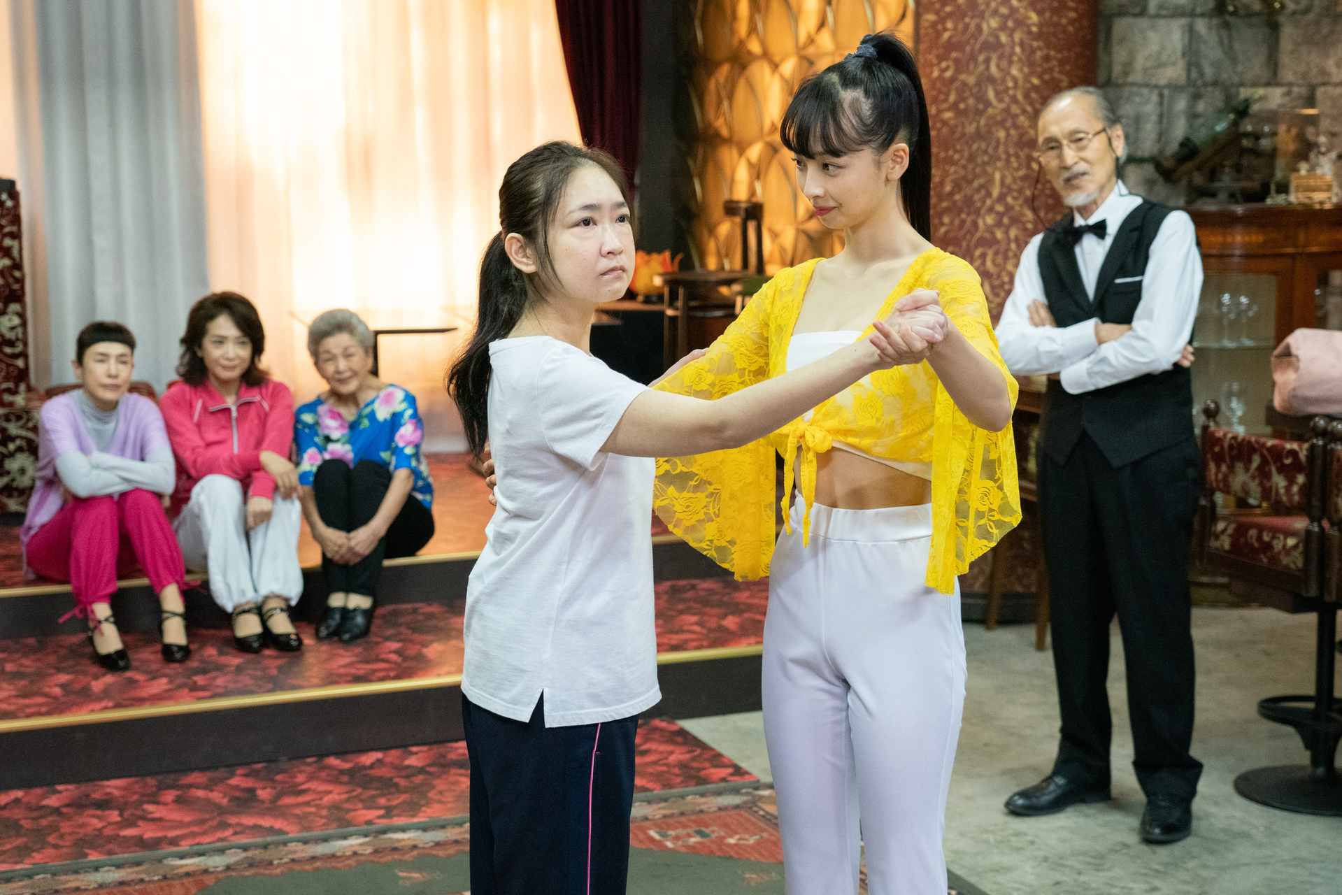 土ドラ 最高のオバハン中島ハルコ 10 8 土 23 40スタート 公式 第2話配信中 ダンスの特訓をすることになったアララ 池脇千鶴 マスターの孫 マイカ 華村あすか の鬼指導 そりゃ足ももつれますわな その女ジルバ Tver Fodで配信中 土ドラ 最高のオバハン中島ハルコ 10 8 土 23 40スタート 公式 第2話配信中 ダンスの特訓をすることになったアララ 池脇千鶴 マスターの孫 マイカ 華村あすか の鬼指導 そりゃ足ももつれますわな その女ジルバ Tver Fodで配信中