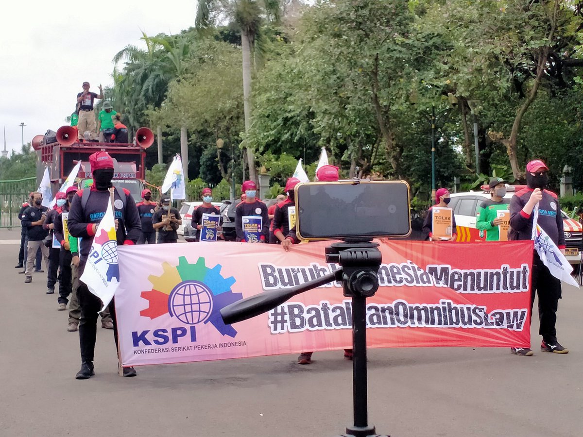 FSPMI_KSPI's tweet photo. Sebarkan ke seluruh penjuru dunia, hari ini buruh Indonesia sdg berjuang untuk #CabutOmnibusLaw #BatalkanUUCiptaKerja 💪💪

Silakan di RETWEET dan Komentar sertakan tagar https://t.co/YgrjsGIP4g