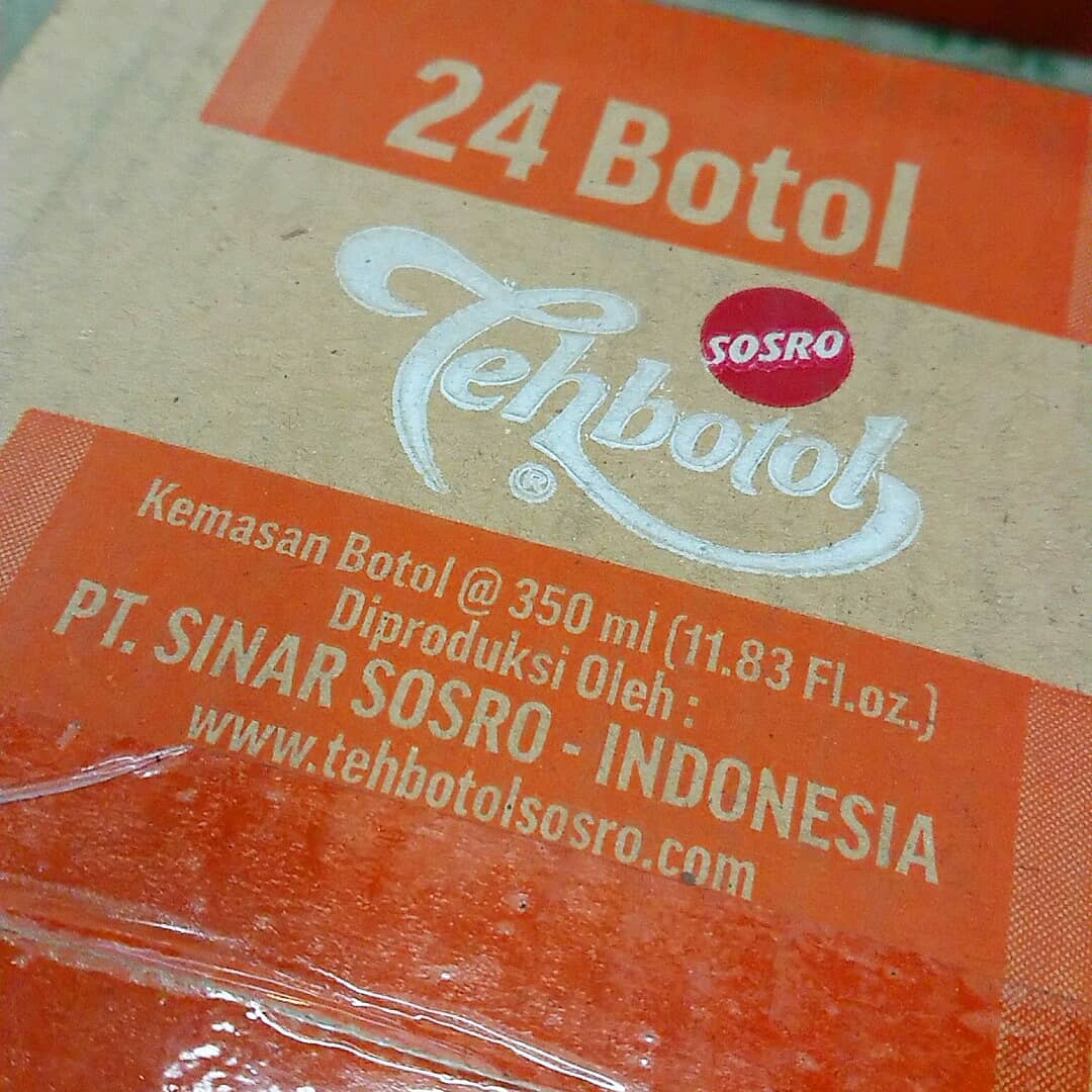 yoko_asianmeal's tweet photo. 【📢SALE】インドネシアのジャスミン紅茶(砂糖入り)Teh botol(テボトル)、まとめ買いセールを開始いたします。5本以上でかなりお安く、1ケース(24本)単位でさらにびっくり玉手箱価格。しばらく続ける予定です。お値段等は店頭でご確認くださいませ。 #AsianMeal商品案内 #indonesia #sosro #tehbotol https://t.co/aaOEfSygcZ