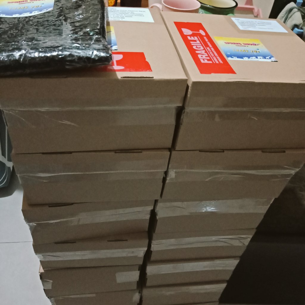 (Update)

Thank you for your waiting! 😊 We finished packing for the charity goods ^^

For INA Universe, we will ship today or tomorrow. And here is the sneak peak of our Daisy Set Goods 💙

P.s : the sticket set will be given 1 ea randomly

#SpringSnowChapter2
#Pentagon #펜타곤