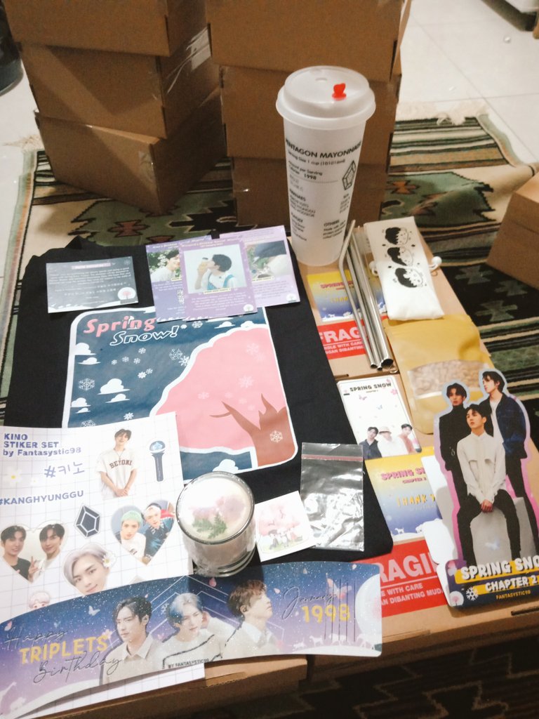 fantasystic98's tweet photo. (Update)

Thank you for your waiting! 😊 We finished packing for the charity goods ^^

For INA Universe, we will ship today or tomorrow. And here is the sneak peak of our Daisy Set Goods 💙

P.s : the sticket set will be given 1 ea randomly

#SpringSnowChapter2
#Pentagon #펜타곤 https://t.co/mPMQ4FSr8U