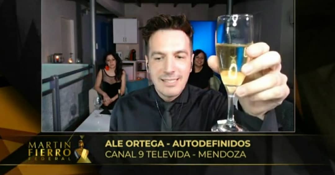 EsenciaFansClub's tweet photo. FELICITACIONES @ale_ortega !! 🥳👏👏 #MartinFierroFederal MEJOR CONDUCTOR #AutoDefinidos!! 🥂🍾 tus Alitas estamos Muy Felices y Orgullosas por vos 🥳 ole ole ole Alee Alee 👏👏👏🥰😘😘😘💚 https://t.co/vCgy588zk3