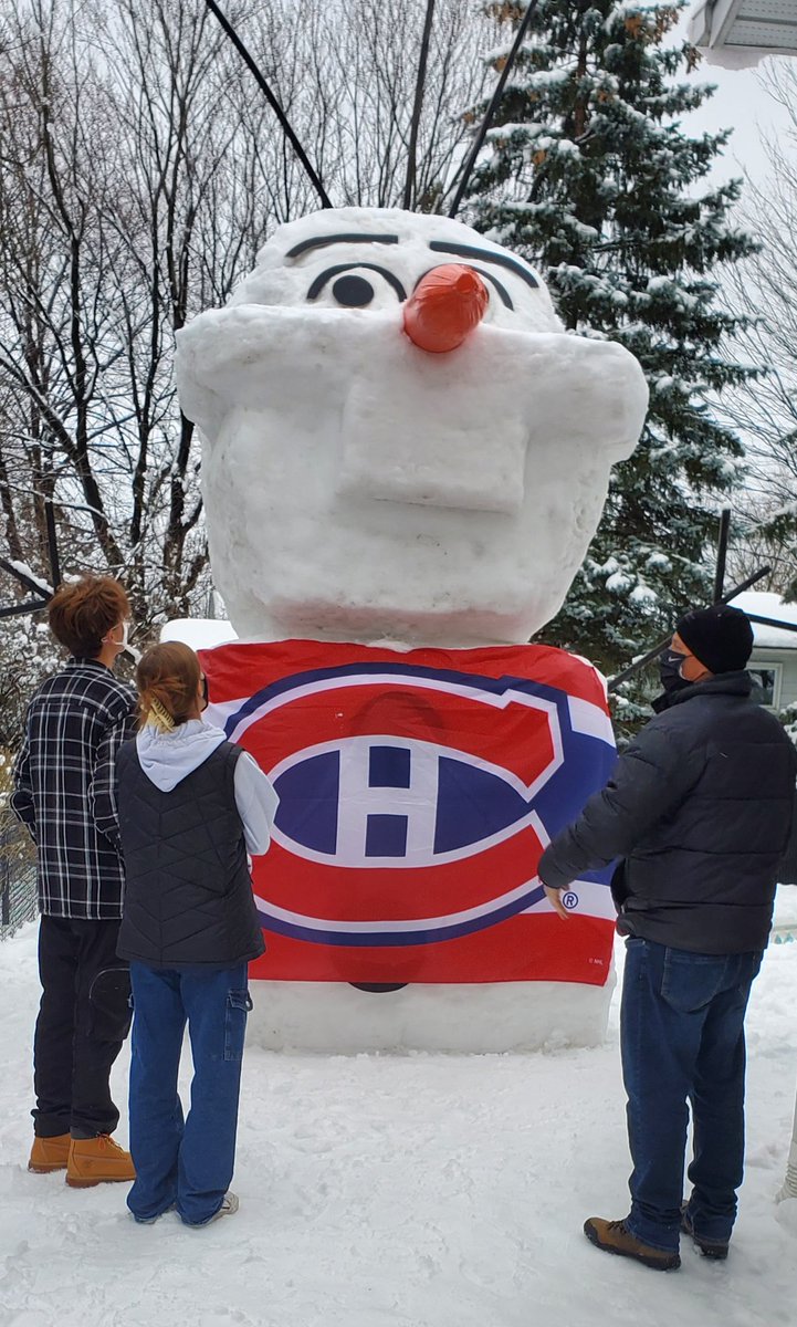 Feeling pretty Canadian today in my lumberjack shirt, looking at a 16 foot tall Olaf snowman, wearing a Canadiens Hockey jersey