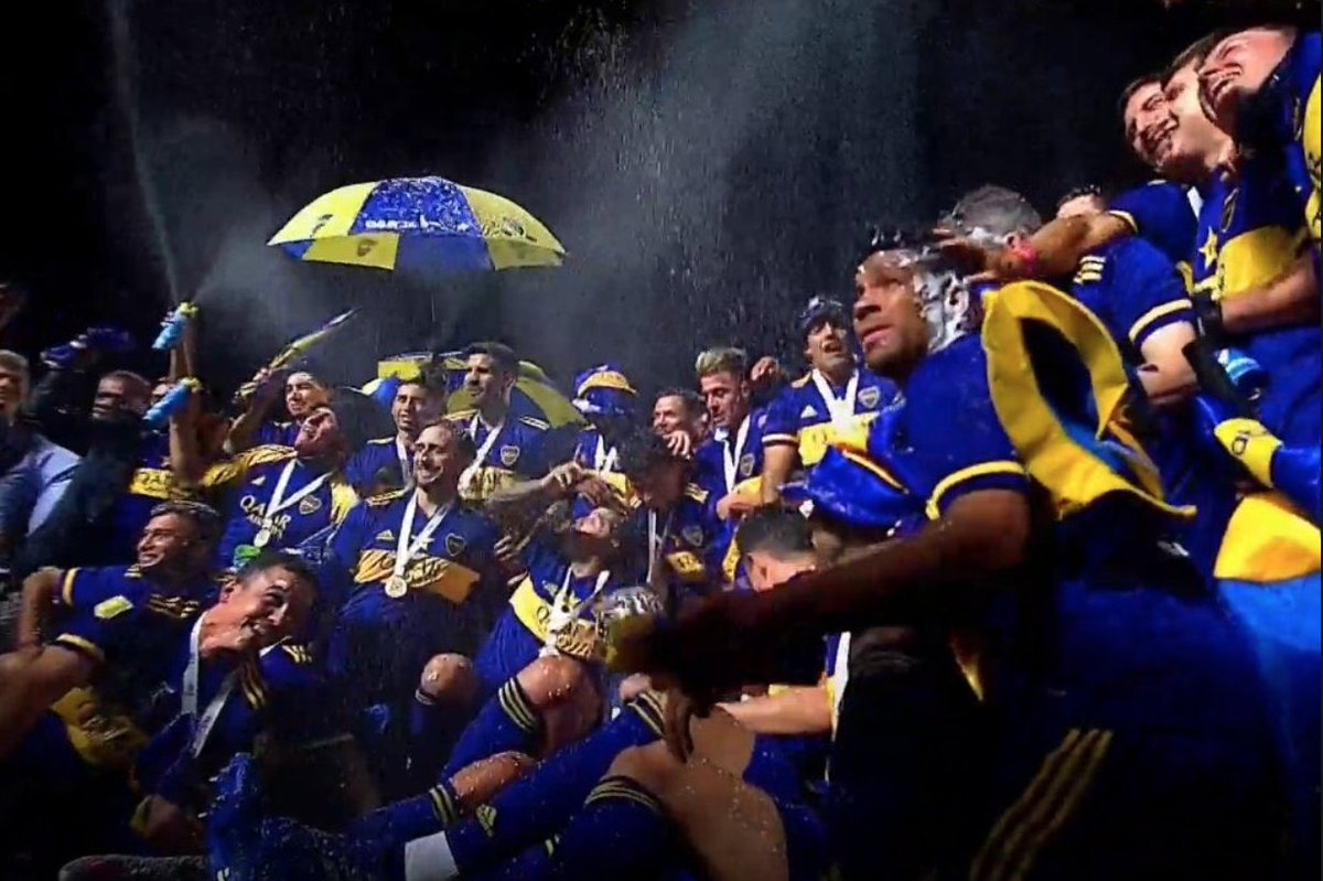 la12tuittera's tweet photo. ¡BOCA CAMPEÓN! #CopaDiegoMaradona 💙💛💙🙌

🏆 70 Títulos 

✔ 35 Campeonatos 
✔ 12 Copas nacionales 
✔  1 Título de honor
✔ 22 Internacionales 
✔ 0  Descensos https://t.co/DpCKQfqPjP