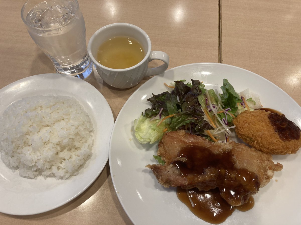 佐藤 充宏 ジョナサン横浜北幸店で日替ランチのチキン竜田黒酢ソース 野菜コロッケのライス大盛り659円