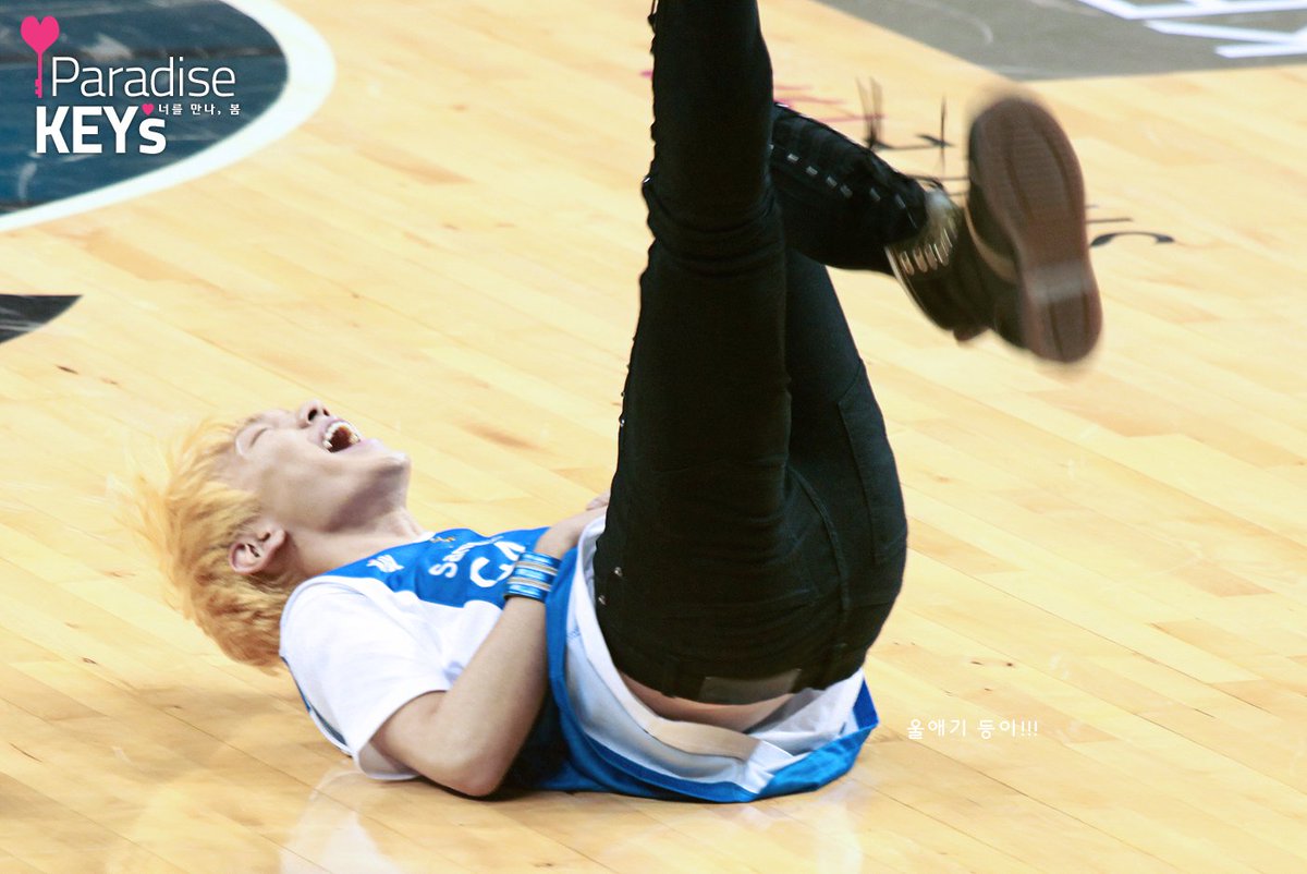 Hmm.. ini bukan rebahan si Bum, tapi sedang 'ungkang-ungkang' .