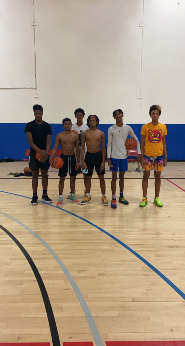 coachperk2016's tweet photo. Got some good evening working with the my guys @_B2official @jayjushoop @IAMTHESHOOTER1 @KRich212 @Reecebell8513 @hooplikec . We got 1% better today. #TrustTheProcess #TakeTheStairs  #PerkTraining #GodsDirection #AllGod https://t.co/JTatv2Tv69