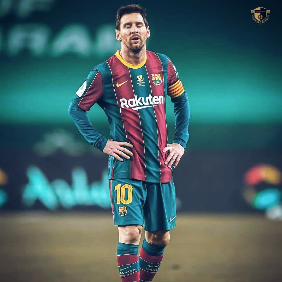 football_kura's tweet photo. After 753 games in all competitions. Lionel Messi received a red card in a game for FC Barcelona for the first time.😲
Lost a final and got a red card at the end.💔
Frustrated night for Goat🙃
#lionelmessi #messi #messiredcard #spanishsupercup #barcelona #barca #Athleticlub https://t.co/5aw64UxsHX