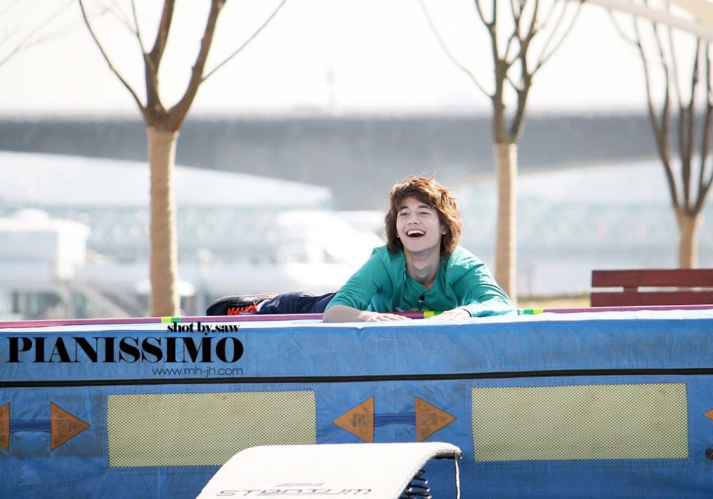  : eh eh ada kamera : oke udah pose ganteng cekrek