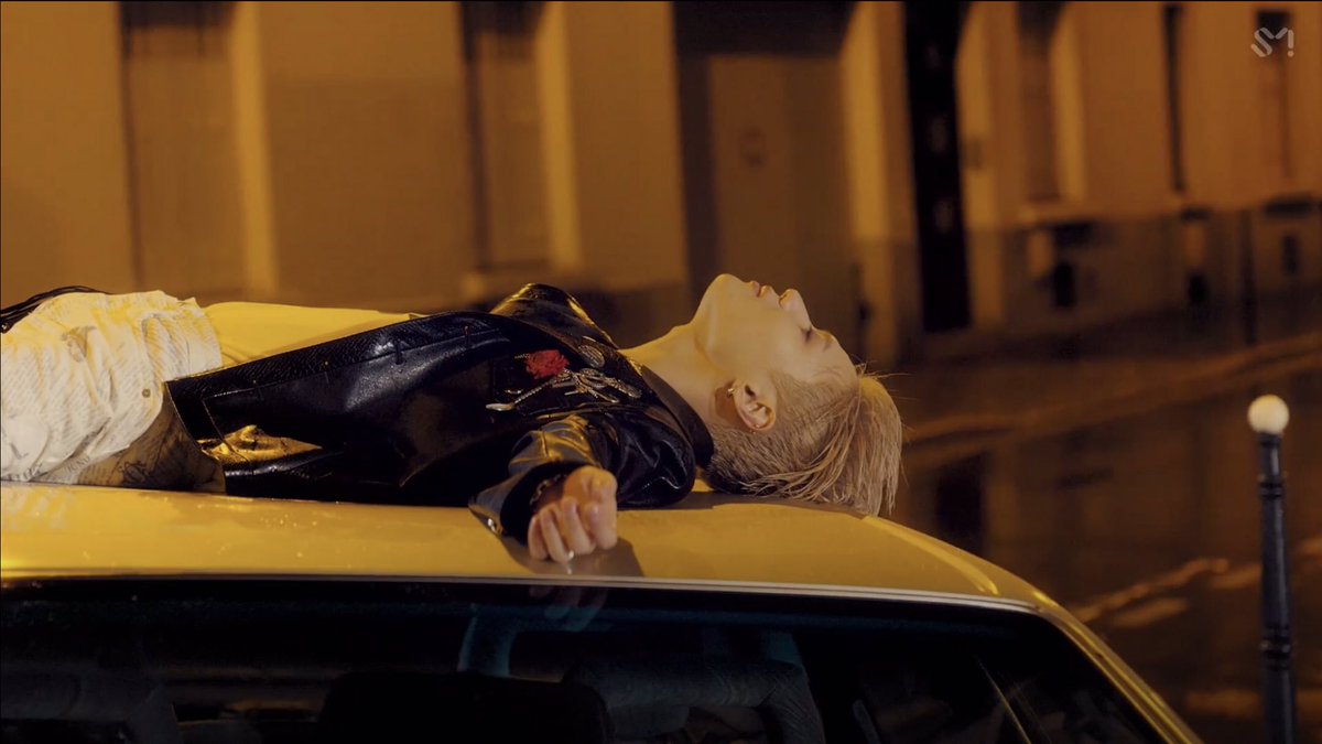 Rebahan di atas mobil