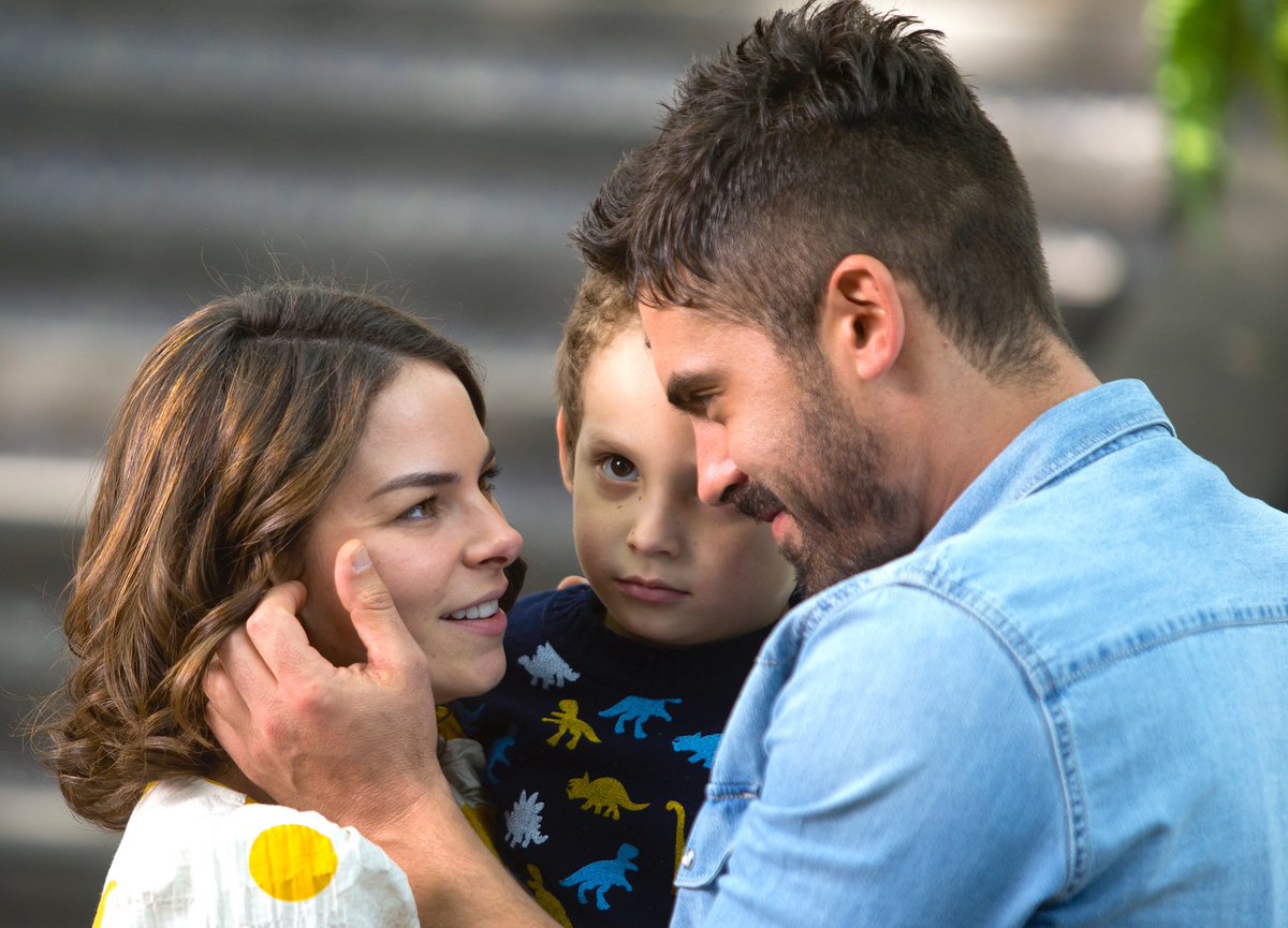 ImperioMentiras's tweet photo. #ImperiodeMentiras Majo en sueños vive la historia de AMOR que tanto deseó. Abrazando juntos a su hijo, pero fue sólo un sueño, la realidad es que DARIJO tuvo un final, aunque doloroso, el que esperaba para alguien que equivocó el rumbo buscando venganza. #finalimperiodementiras https://t.co/1P3Tv3im8O