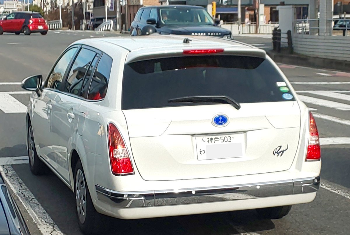 しばとら なんでも屋 光岡自動車のリューギ テールランプはミラジーノの流用でベース車両のカローラフィールダーよりクラシカルなデザインに魅せてます わナンバーってことはレンタカーか代車なんですかね
