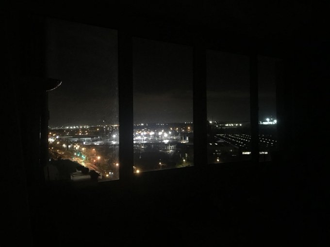 Je partage la vue de nuit de mon salon. https://t.co/arelZ7WFua<a href="/tag/animalcrossing"class="tags"><span>#animalcrossing</span></a><a href="/tag/nintendoswitch"class="tags"><span>#nintendoswitch</span></a><a href="/tag/acnh"class="tags"><span>#acnh</span></a>
