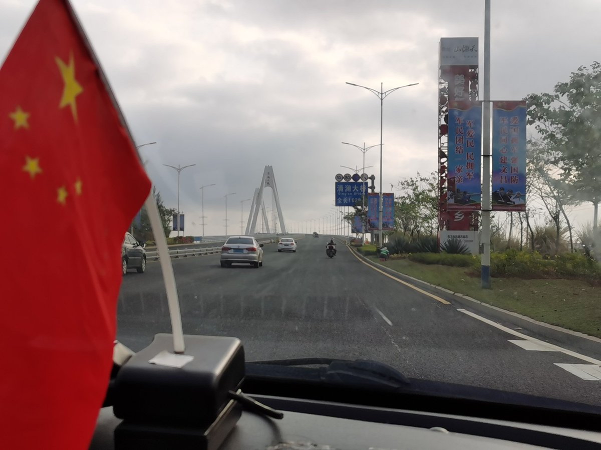 27日，发射日，文昌市到处洋溢着航天的气息。海滩上两名发射场的工作人员正在使用无人机，应该是在进行测绘工作。