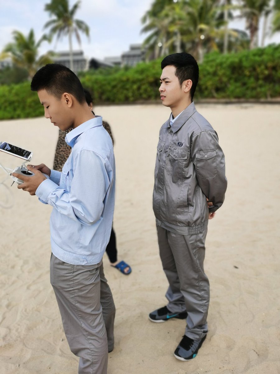 27日，发射日，文昌市到处洋溢着航天的气息。海滩上两名发射场的工作人员正在使用无人机，应该是在进行测绘工作。