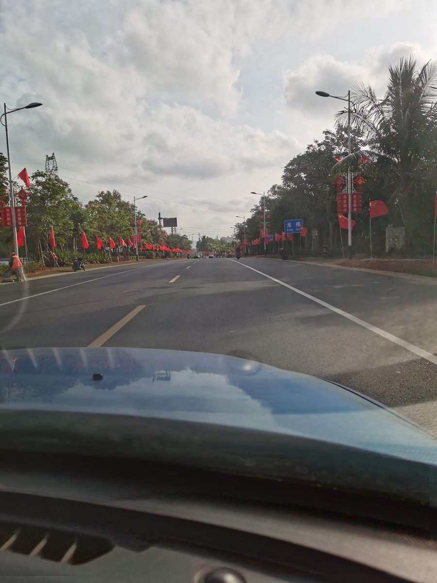 27日，发射日，文昌市到处洋溢着航天的气息。海滩上两名发射场的工作人员正在使用无人机，应该是在进行测绘工作。