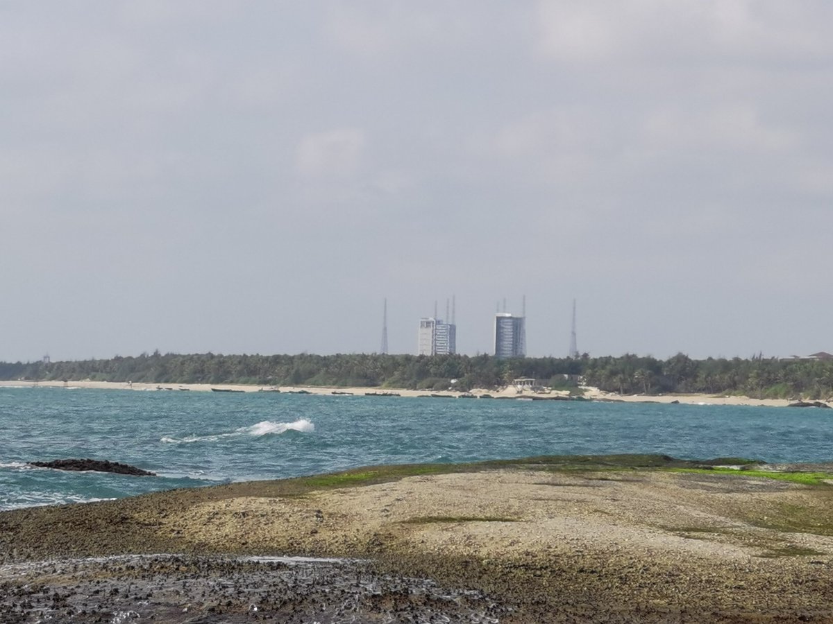 27日，发射日，文昌市到处洋溢着航天的气息。海滩上两名发射场的工作人员正在使用无人机，应该是在进行测绘工作。