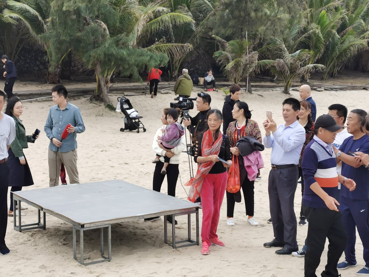 随着时间的推移，海滩上的人越来越多，逐渐变得拥挤。图4是从望远镜里看到的长征五号火箭。