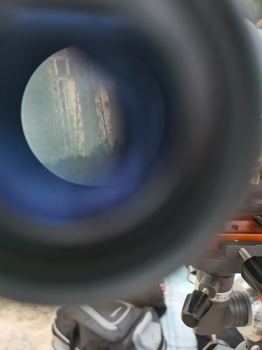 随着时间的推移，海滩上的人越来越多，逐渐变得拥挤。图4是从望远镜里看到的长征五号火箭。