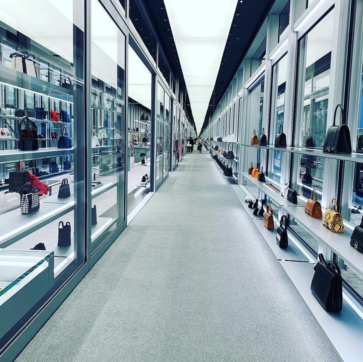 Wwdjapan 編集長は先月何した バレンシアガ Balenciaga 青山店のリニューアルオープンの内覧会へ 感染対策から同時間に滞在するのは数人だけ 人気がない巨大な店舗でその魅力をズシリと体感しました 短く表現するなら めちゃくちゃ おしゃれな Wwdjapan 編集長は先月何した バレンシアガ Balenciaga 青山店のリニューアルオープンの内覧会へ 感染対策から同時間に滞在するのは数人だけ 人気がない巨大な店舗でその魅力をズシリと体感しました 短く表現するなら めちゃくちゃ おしゃれな