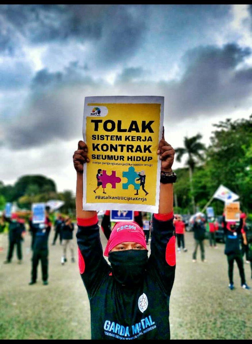 SaktiSakri's tweet photo. Jangan korbankan kami buruh &amp; rakyat Indonesia demi investasi.!!!

Dengarkan suara kami
Pandjang umur perlawanan

#CabutOmnibusLaw
#BatalkanUUCiptaKerja https://t.co/hMjTxvkp0d