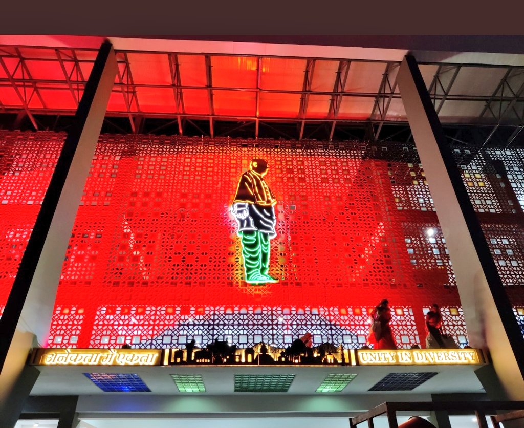 DrmMys's tweet photo. Amazing view of Kevadia Railway Station building:

#Kevadia  Railway Station #inaugurated by Hon'ble PM is equipped with energy efficient lighting,It is India's first railway station with a "#GREENBUILDINGCERTIFICATION"

#StatueOfUnityByRail
#IndianRailways https://t.co/eYRi1zuuEh