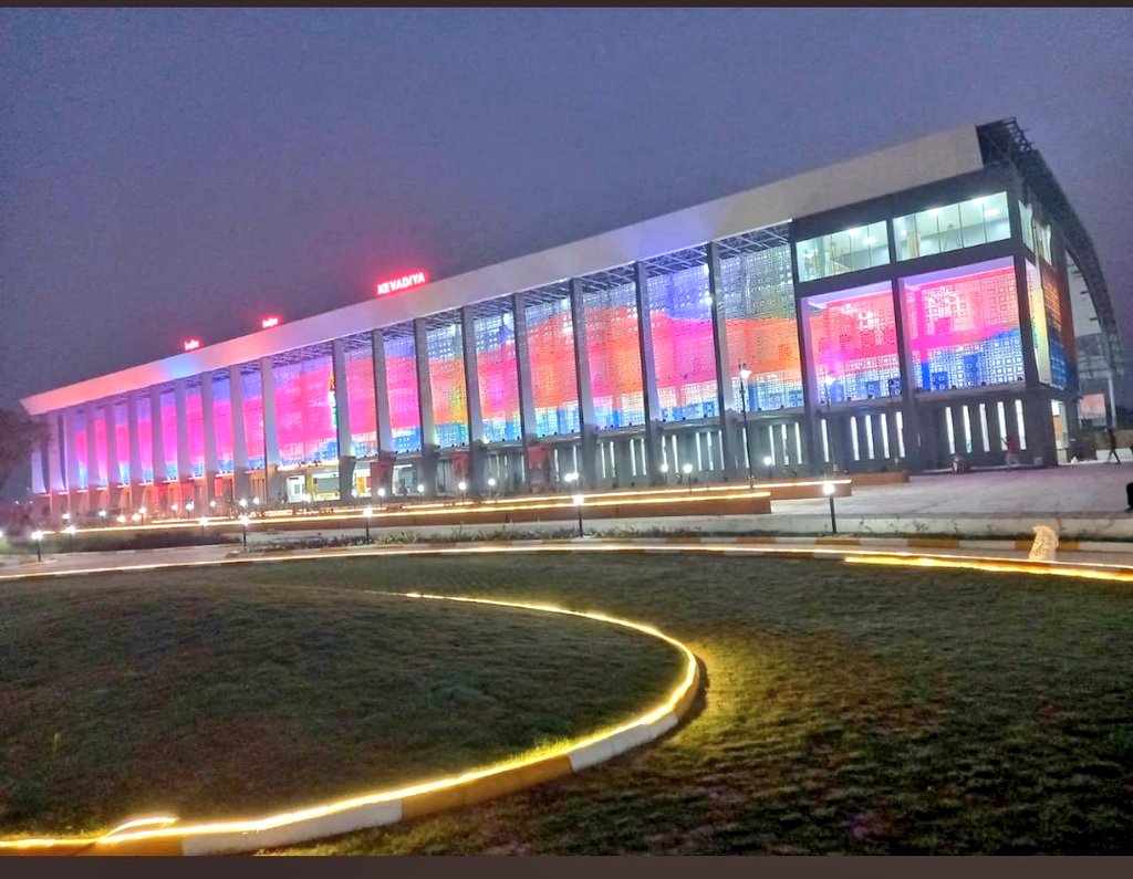 DrmMys's tweet photo. Amazing view of Kevadia Railway Station building:

#Kevadia  Railway Station #inaugurated by Hon'ble PM is equipped with energy efficient lighting,It is India's first railway station with a "#GREENBUILDINGCERTIFICATION"

#StatueOfUnityByRail
#IndianRailways https://t.co/eYRi1zuuEh