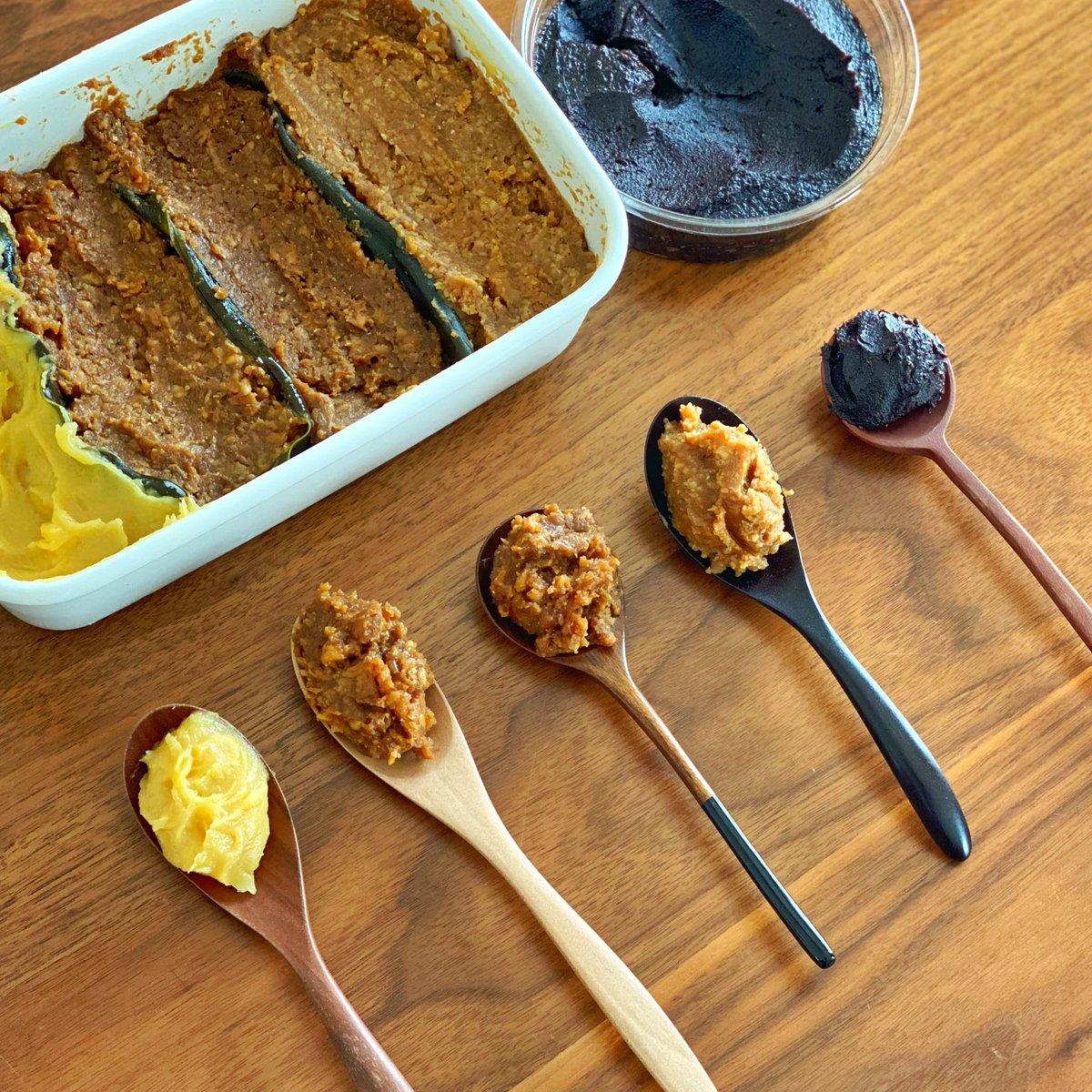 JpkitchenW's tweet photo. It is miso making season in winter so I try to make new types of miso using black beans and chickpeas.
Some are homemade over 10 months ago and the others are bought. From the left, white miso, brown miso, wheat miso, rice miso and red miso. Have you tried them? https://t.co/zlnJfeqIHN