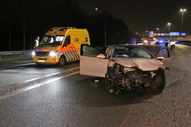 NU ONLINE: Rijksweg A13 volledig afgesloten door fors ongeval bij Delft..