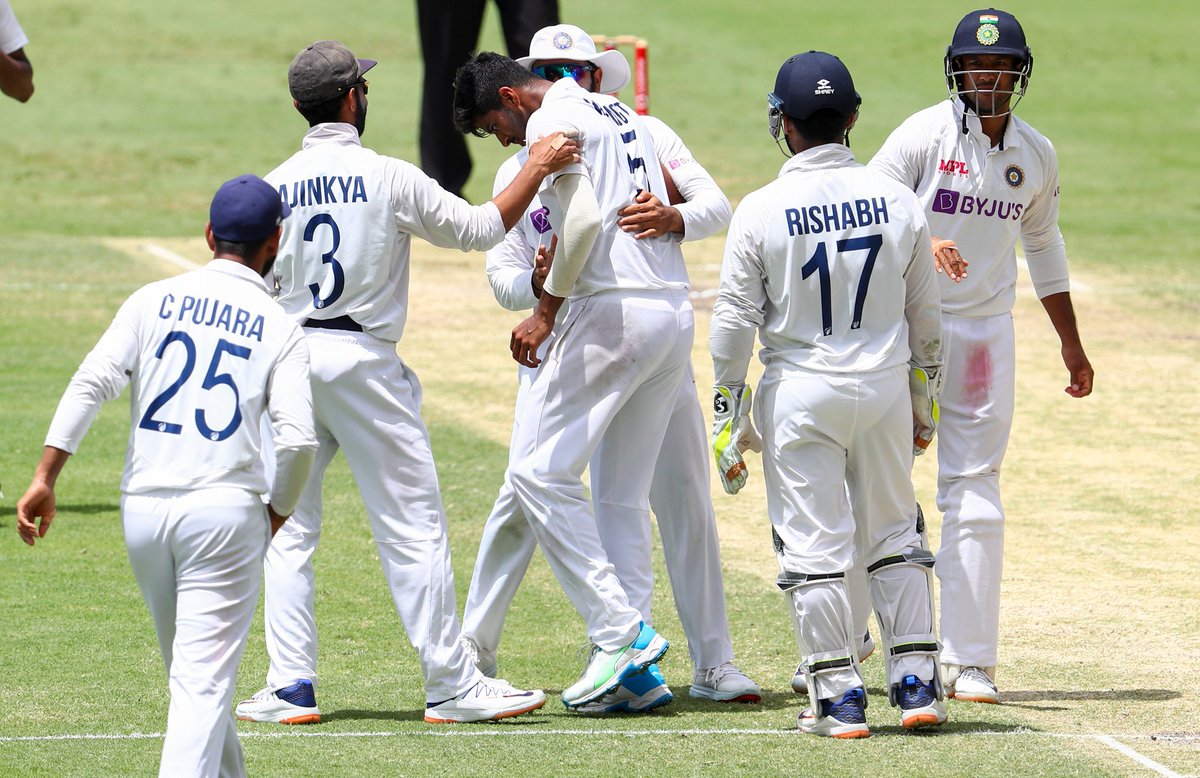 #GabbaTest Rain forces early tea. #Australia at 243-7. LIVE UPDATES: sify.com/sports/cricket…