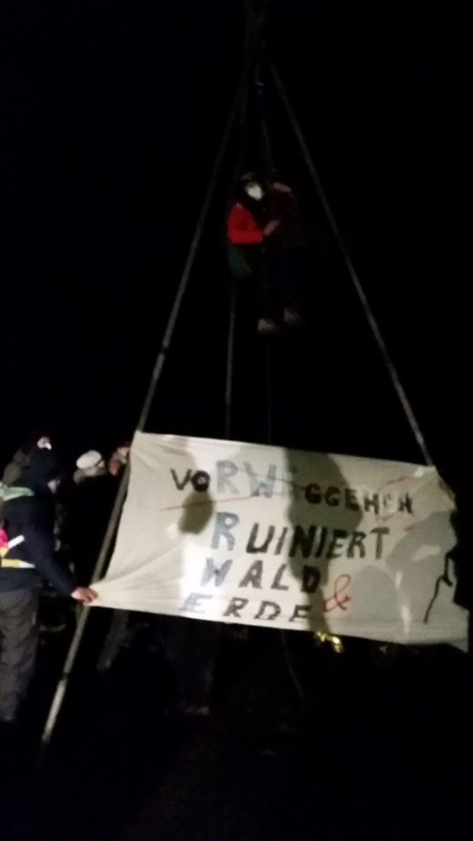 dersetzen's tweet photo. Und täglich grüßt das Murmeltier. Die Tripod Blockade in Lützerath steht und hindert damit Anfahrt der Abrissfahrzeuge. Team Blau ist auch schon da... #LuetzerathLebt #Lützi1801 #BlockBaggerBlockBirne https://t.co/yl4eZq5YMg