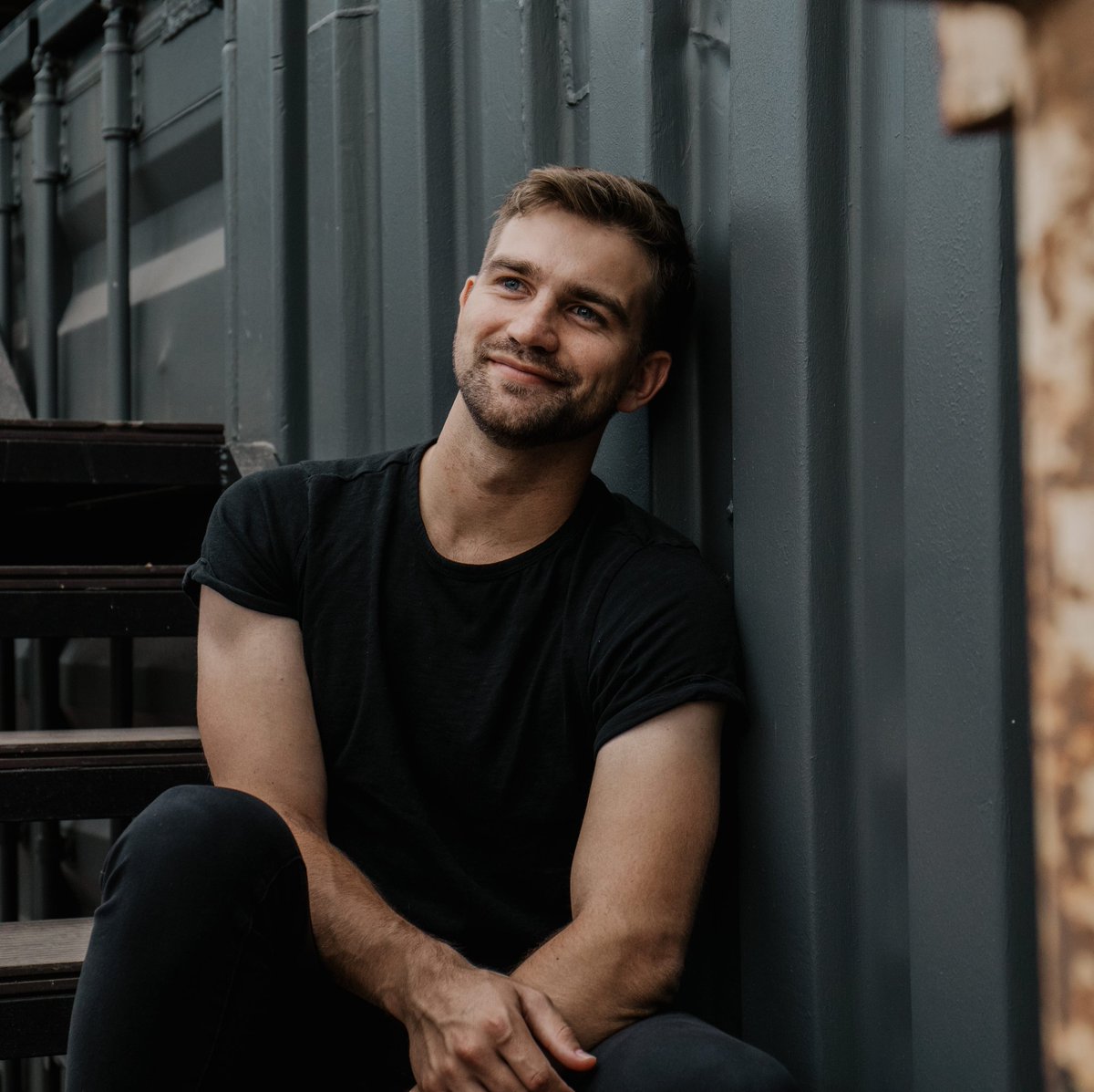 Ons God het die mooiste planne vir jou. Elkeen van ons is vir Hom spesiaal☀️

Nuwe week. Nuwe moontlikhede.
Hoop dis n fees🖤🤙

📸: <a href="/TyloRibeiro/">Tylo Ribeiro</a>

#PierreNel #Leefstyl #Faith #Singer #Doctor #lifestyle #city #Monday #motivation #musician #style  #black #jesuslovesyou  #Zoothings