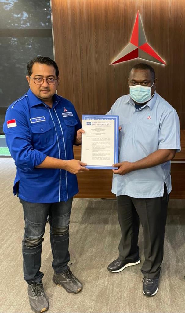 DPD PARTAI DEMOKRAT PAPUA (@pdpapua) on Twitter photo Terima Kasih Kepada Ketua DPP Bung AHY atas Penyerahan SK kepada Sekertaris DPD PD Provinsi Papua Oleh SEKJEN DPP Kepada SEKUM DPD PD PAPUA BUNG
BOY MARKUS DAWIR, SP (BMD)
ππ
<a href="/AgusYudhoyono/">Agus Harimurti Yudhoyono (AHY)</a>
<a href="/PDemokrat/">Partai Demokrat</a>
<a href="/WalkotBmd/">bmd.walkot</a>
<a href="/CyberDemokrat/">Wiraraja</a>
<a href="/FPD_DPR/">Fraksi Partai Demokrat DPR-RI</a>
@demokrat_ntb
<a href="/BmiSulbar/">BMI_Sulbar</a> Terima Kasih Kepada Ketua DPP Bung AHY atas Penyerahan SK kepada Sekertaris DPD PD Provinsi Papua Oleh SEKJEN DPP Kepada SEKUM DPD PD PAPUA BUNG
BOY MARKUS DAWIR, SP (BMD)
ππ
<a href="/AgusYudhoyono/">Agus Harimurti Yudhoyono (AHY)</a>
<a href="/PDemokrat/">Partai Demokrat</a>
<a href="/WalkotBmd/">bmd.walkot</a>
<a href="/CyberDemokrat/">Wiraraja</a>
<a href="/FPD_DPR/">Fraksi Partai Demokrat DPR-RI</a>
@demokrat_ntb
<a href="/BmiSulbar/">BMI_Sulbar</a>
