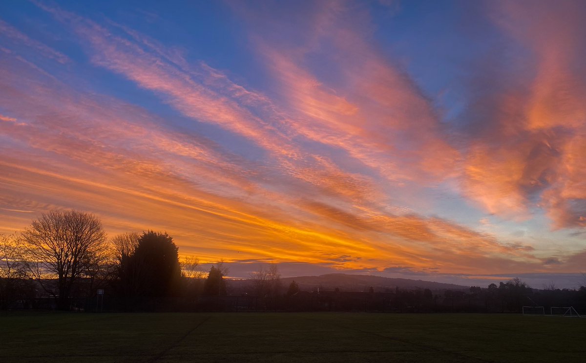 sabphotos69's tweet photo. Beautiful sunrise in Stourbridge @Ridgewood_High @StormHour @bbcmtd @BBCWthrWatchers @StourbridgeNews #weather #sunrise @Joeynoble @xandrahart #clouds #MondayMotivation #monday https://t.co/CYFiVFWvz2