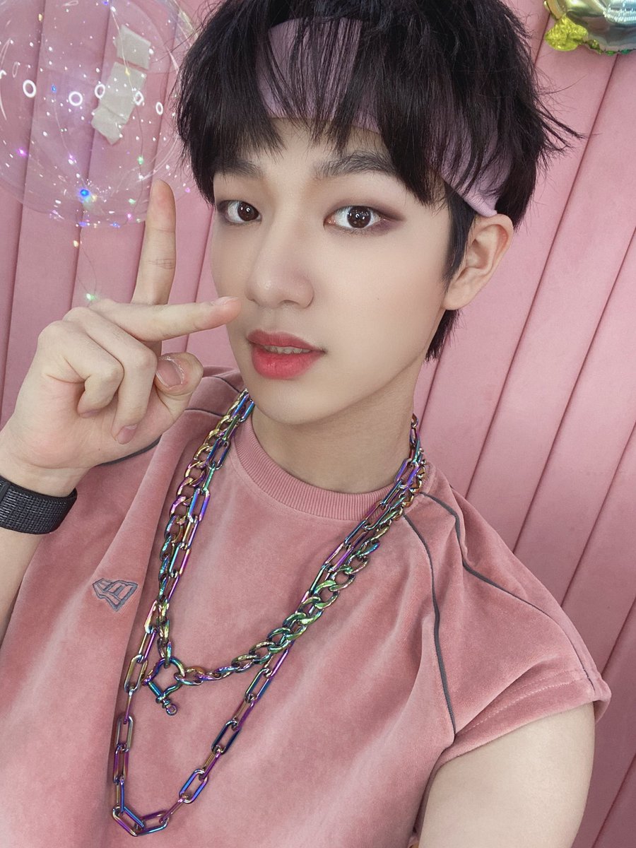 mcnditalia's tweet photo. @McndOfficial_ 🤹‍♂️ Meet &amp; Call 🤹‍♂️

Come previsto, anche Huijun è vestito di rosa!!⭐️

#MCND #엠씨엔디 #휘준 #HUIJUN #MCND_AGE #우당탕 #Crush #밋앤콜 https://t.co/2HDBpgYfhm