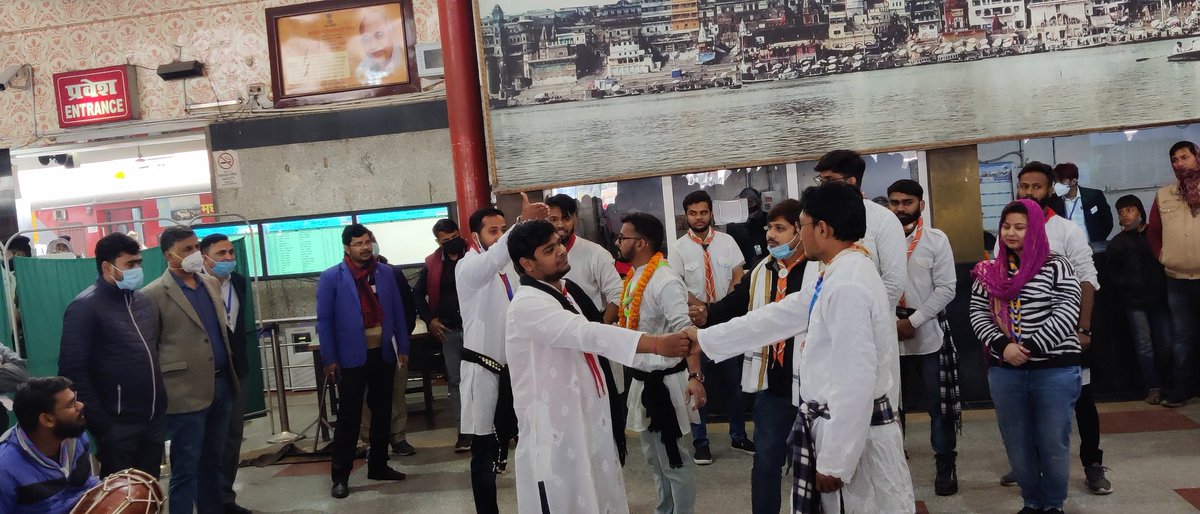 IMNishant27's tweet photo. ट्रेन नंबर 09103/04 के उद्घाटन समारोह मे आदरणीय @drmlko25 व @SRDPONRLKO की गरिमामय उपस्थिति में @NrbsG लखनऊ मण्डल के Nishant Kumar द्वारा निर्देशित लेवल क्रॉसिंग पर आधारित एक नुक्कड़ नाटक का मन्चन किया गया @SrDOMLKO @PMOIndia @bsgnhq @RailwayNorthern @Mukeshbsingh #levelcrossing https://t.co/tkVt6yOjvK