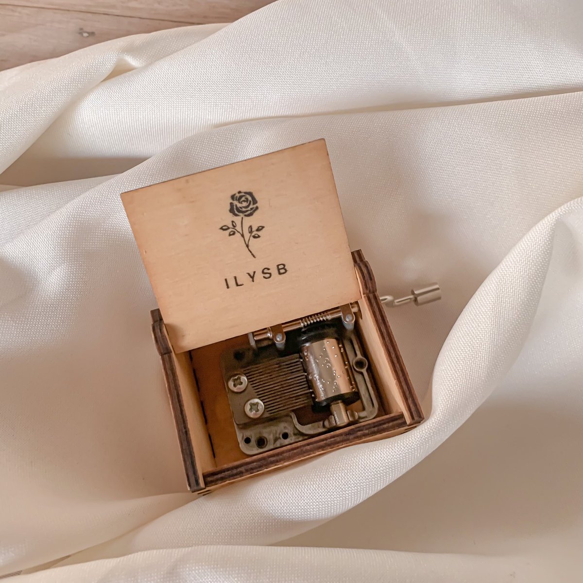 benandbart's tweet photo. Timeless Classic // Modern Pop

Featuring Ben &amp; Bart exclusive music boxes : How Deep is Your Love - Bee Gees and ILYSB - Lany 🌹

SHOP yours today : https://t.co/5WTfCoSycQ
Lazada : https://t.co/wWOxt7m85B https://t.co/IpkHTPHfLp
